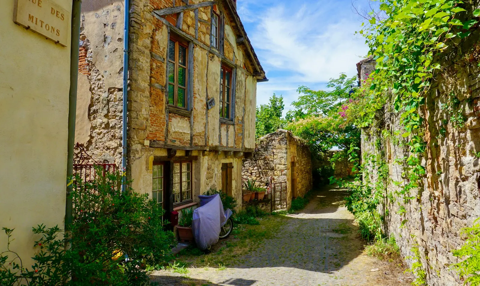 Façade d’une maison en brique, projet d’acheter une maison à Étampes accompagné par un notaire