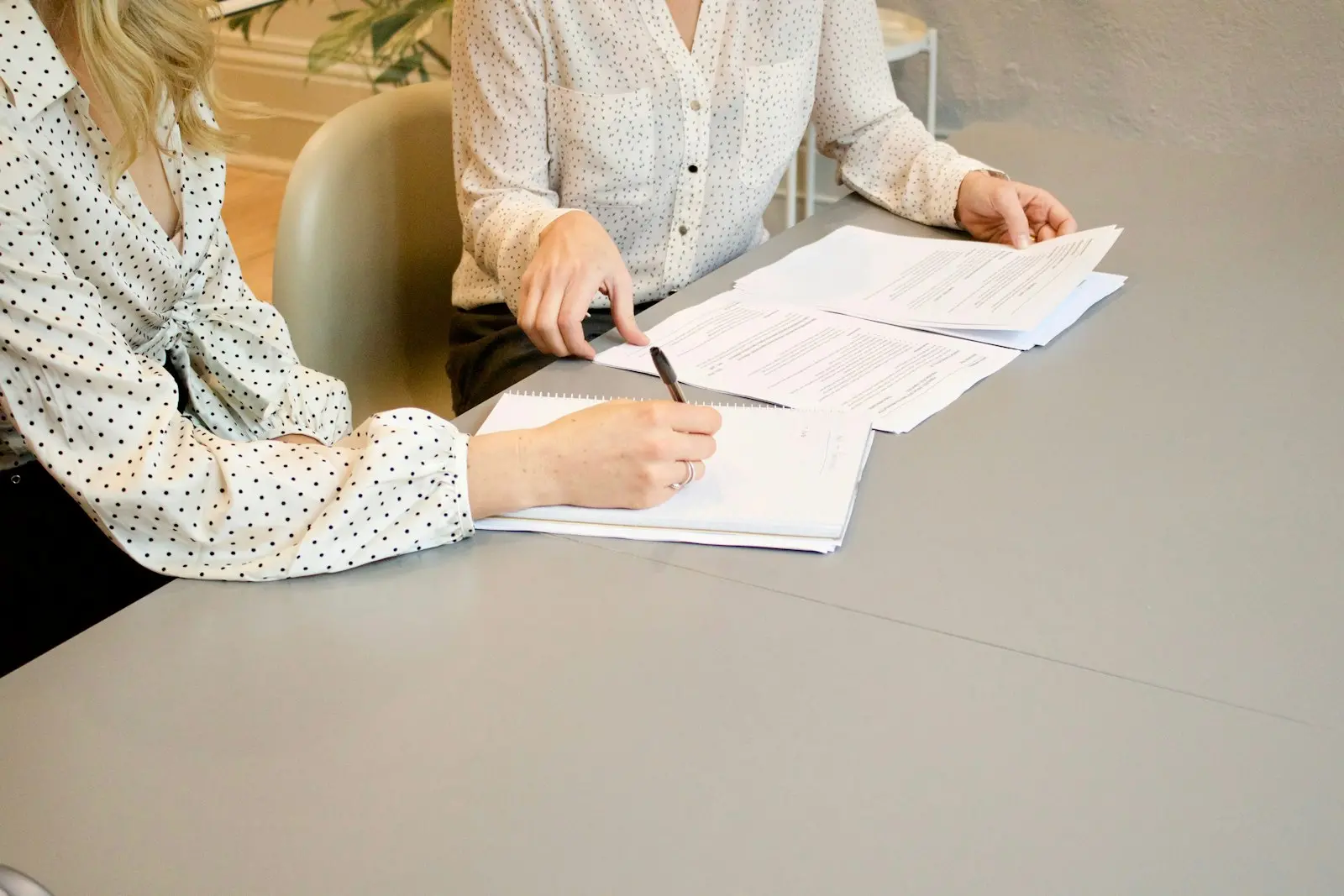 Signature du compromis de vente chez le notaire pour l’achat d’une maison à Étampes