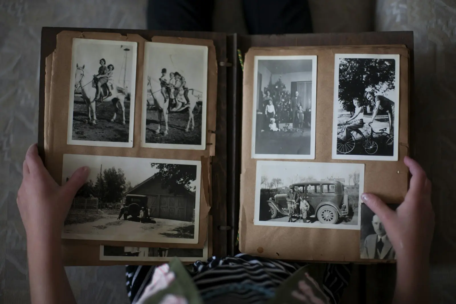 Album de photos de famille ouvert, règlement d’une succession chez le notaire à Étampes